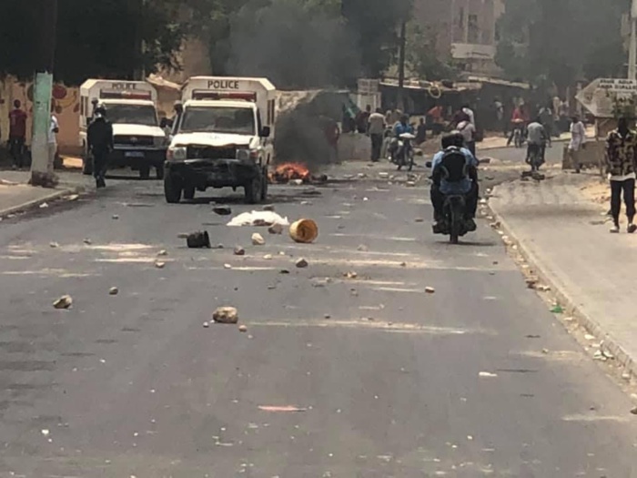 Thiès : Des pneus brûlés par des manifestants à bord de jakarta et encagoulés sur certaines voies principales. Thiès : Des pneus brûlés par des manifestants à bord de jakarta et encagoulés sur certaines voies principales.