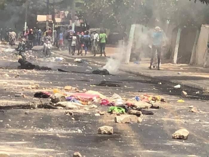 Thiès : Des pneus brûlés par des manifestants à bord de jakarta et encagoulés sur certaines voies principales. Thiès : Des pneus brûlés par des manifestants à bord de jakarta et encagoulés sur certaines voies principales.