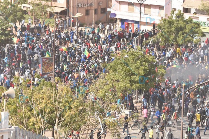 Des manifestants déterminés ont acculé les gendarmes qui étaient obligés de se replier jusqu’aux portes de la caserne Samba Diery Diallo. (IMAGES )