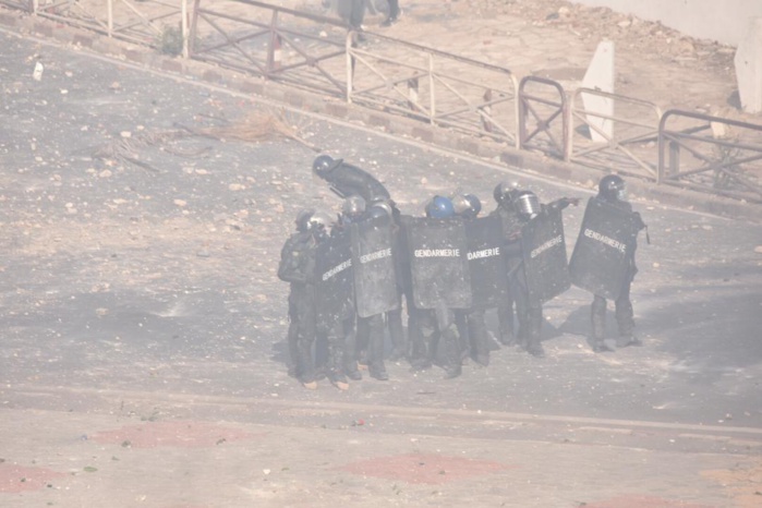 Manifestation à Colobane : Un gendarme perd la main après l'explosion d'un grenade lacrymogène.