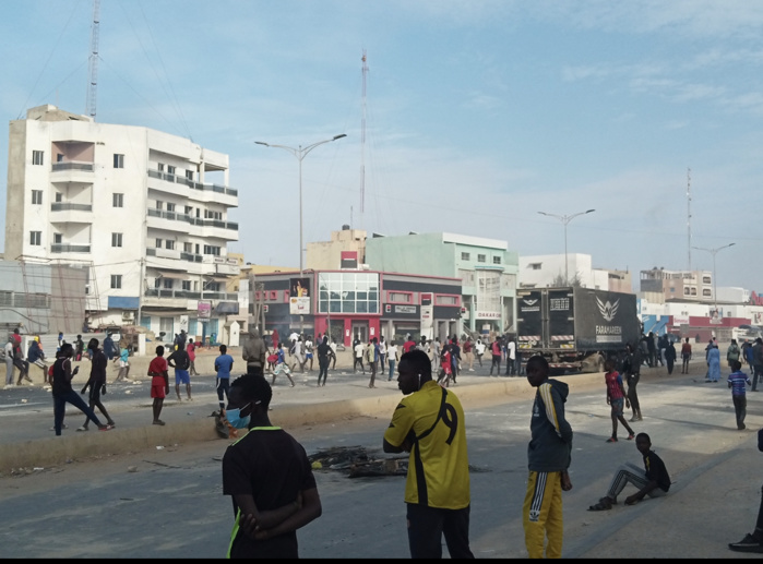 Manifestations / Yoff - Ouest-Foire : Auchan, Imprimerie Tandian, SGBS, KFC et Total ces structures menacées par une foule en furie... Manifestations / Yoff - Ouest-Foire : Auchan, Imprimerie Tandian, SGBS, KFC et Total ces structures menacées par une foule en furie...