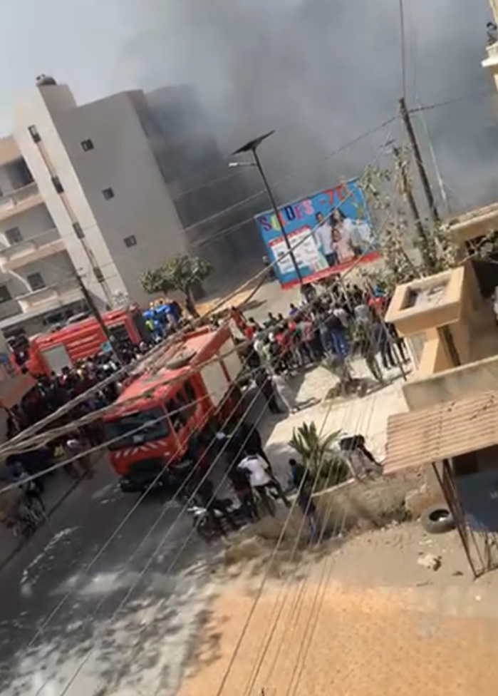 Urgent : Le magasin Auchan de Liberté 6 Extension en feu. Urgent : Le magasin Auchan de Liberté 6 Extension en feu.