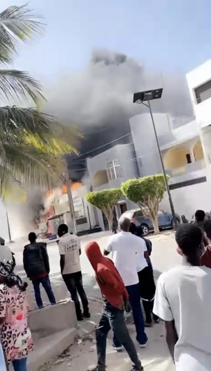 Urgent : Le magasin Auchan de Liberté 6 Extension en feu. Urgent : Le magasin Auchan de Liberté 6 Extension en feu.