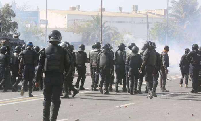 Rassemblement à la place de la nation : la police et la gendarmerie dispersent les foules et récupèrent le contrôle de la zone.