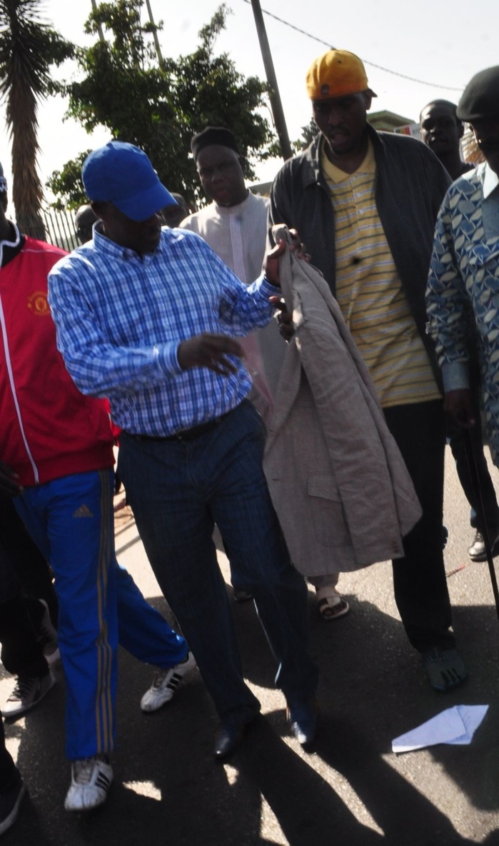 Me Madické Niang accompagné de son fils Aly à la marche des libéraux
