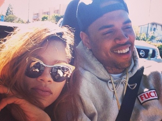Le père de Chris Brown aimerait que son fils "laisse Rihanna tranquille"