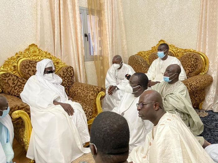 DAROU SALAM TYP/ Le Khalife des Mourides reçoit la délégation du Président, salue ses efforts pour la paix et accepte ses condoléances suite au décès de Serigne Bass Typ. DAROU SALAM TYP/ Le Khalife des Mourides reçoit la délégation du Président, salue ses efforts pour la paix et accepte ses condoléances suite au décès de Serigne Bass Typ.