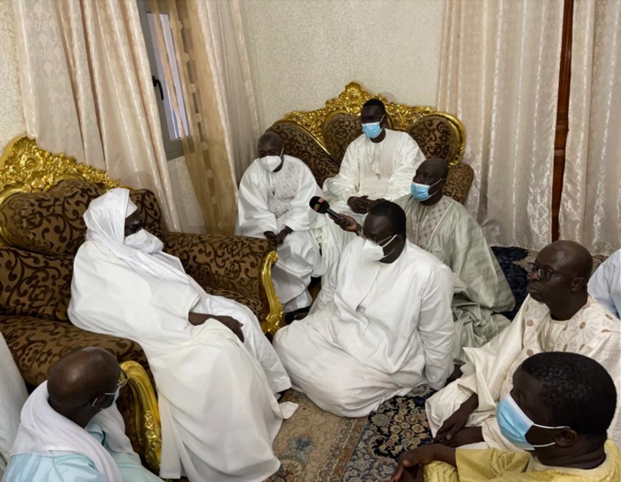DAROU SALAM TYP/ Le Khalife des Mourides reçoit la délégation du Président, salue ses efforts pour la paix et accepte ses condoléances suite au décès de Serigne Bass Typ. DAROU SALAM TYP/ Le Khalife des Mourides reçoit la délégation du Président, salue ses efforts pour la paix et accepte ses condoléances suite au décès de Serigne Bass Typ.