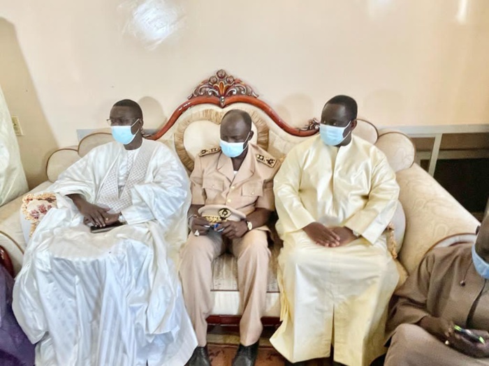 DAROU SALAM TYP/ Le Khalife des Mourides reçoit la délégation du Président, salue ses efforts pour la paix et accepte ses condoléances suite au décès de Serigne Bass Typ. DAROU SALAM TYP/ Le Khalife des Mourides reçoit la délégation du Président, salue ses efforts pour la paix et accepte ses condoléances suite au décès de Serigne Bass Typ.