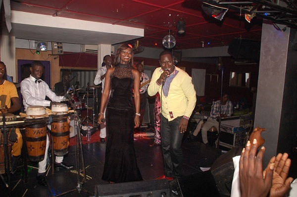 Salam Diallo l'ambianceur a fait bouger la salle avec Coumba Gawlo au Nirvana