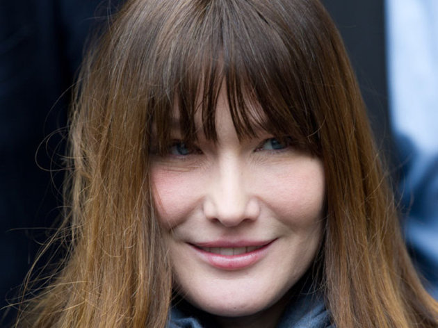 Carla Bruni évoque sa rencontre avec son père biologique