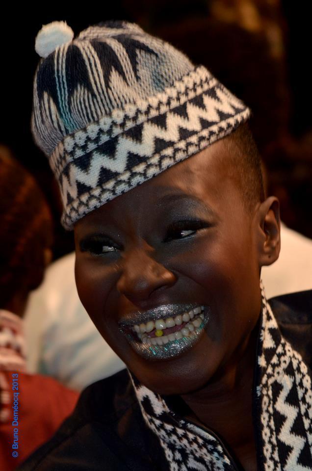 Le mannequin sénégalais Fleur Mbaye en mode sourire chapeau à la tête