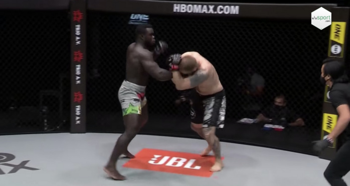 MMA / UFC : Et de trois victoires pour Reug-Reug qui défie les poids lourds ! « Gni nieup malène meune » MMA / UFC : Et de trois victoires pour Reug-Reug qui défie les poids lourds ! « Gni nieup malène meune »