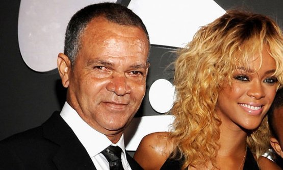 Ronald Fenty, le père de Rihanna prend une étrange position au sujet de la relation entre sa fille et Chris Brown