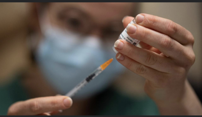 Vaccin AstraZeneca : la 2e injection des moins de 55 ans en France se fera avec Pfizer ou Moderna.
