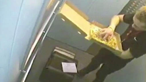 Un livreur surpris en train de picorer dans une pizza