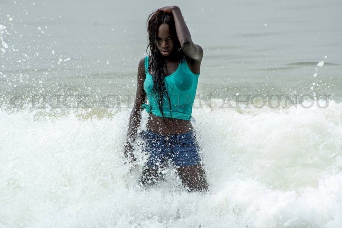 Le mannequin sénégalais Ebène Diop en mode plage