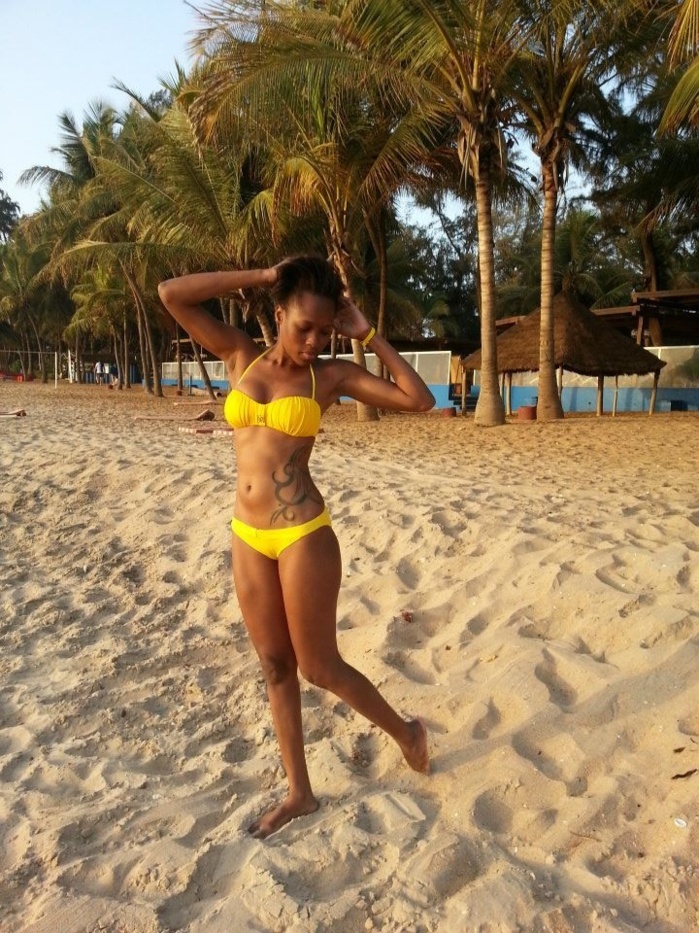 La top modèle Madele Mariam à la plage