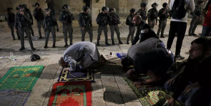 Tensions à Jérusalem: le geste fort de fidèles musulmans envers des policiers israéliens Tensions à Jérusalem: le geste fort de fidèles musulmans envers des policiers israéliens