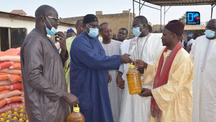 (IMAGES À TOUBA) Serigne Bassirou  Mbacké Khadim Awa Bâ offre des vivres aux populations et à Touba Ça Kanam