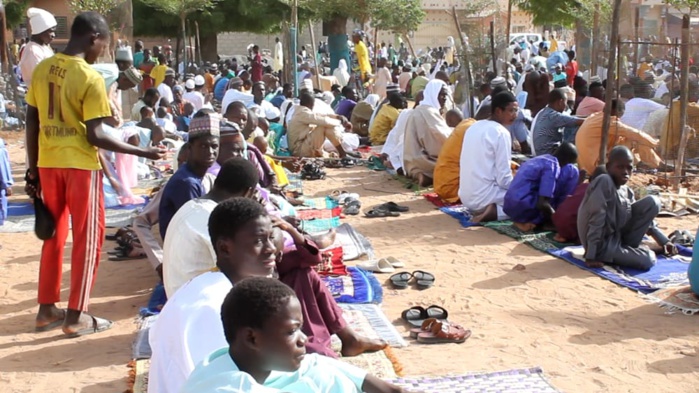 Prière à la grande mosquée de Médina Baye : Le Khalife invite les musulmans à l'unité et prie pour un Sénégal de paix et de prospérité. Prière à la grande mosquée de Médina Baye : Le Khalife invite les musulmans à l'unité et prie pour un Sénégal de paix et de prospérité.