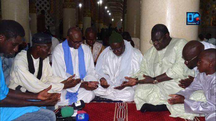 ( IMAGES) Muqadimatul Khidma reçoit Serigne  Bassirou Mbacké Khadim Awa Bâ venu lui remettre une enveloppe financière en guise de soutien.