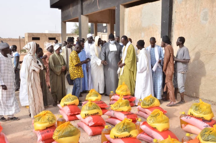 ( IMAGES À KÉBÉMER)- Serigne Bassirou Mbackè Khadim Awa Bâ remettant des denrées alimentaires aux daara et aux familles déshéritées ( IMAGES À KÉBÉMER)- Serigne Bassirou Mbackè Khadim Awa Bâ remettant des denrées alimentaires aux daara et aux familles déshéritées