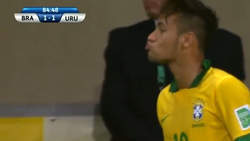 Neymar répond à une provocation par un bisou