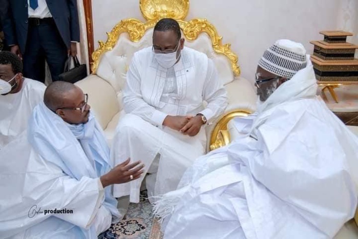 Touba) VISITE NOCTURNE / Le Président Macky Sall s'entretient présentement avec le Khalife Général des Mourides.