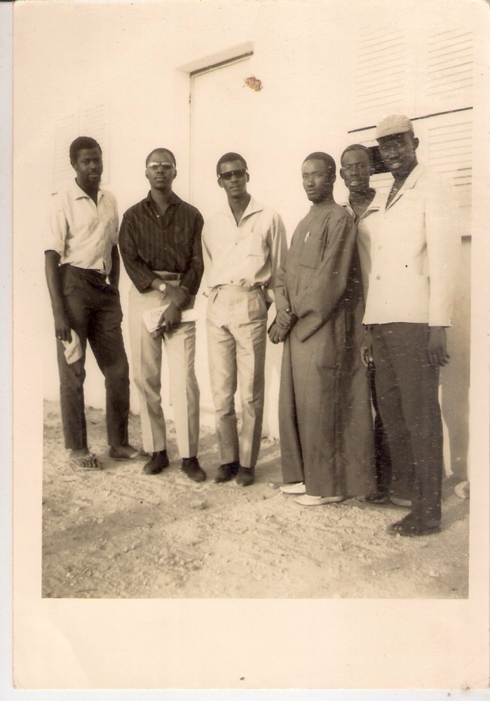 Photo de Serigne Abdou Hakim Mbacké prise à Louga : 4ème de gauche à droite.
