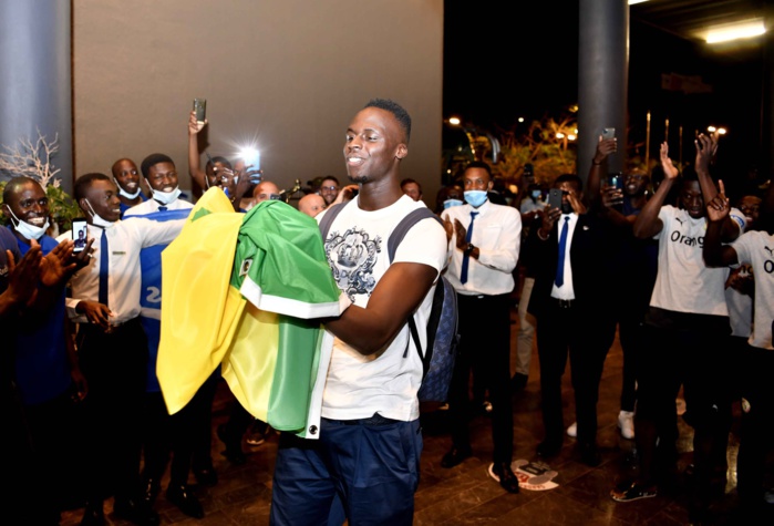 Retour dans la tanière : Édouard Mendy, le nouveau champion d'Europe, accueilli en héros par ses coéquipiers Retour dans la tanière : Édouard Mendy, le nouveau champion d'Europe, accueilli en héros par ses coéquipiers