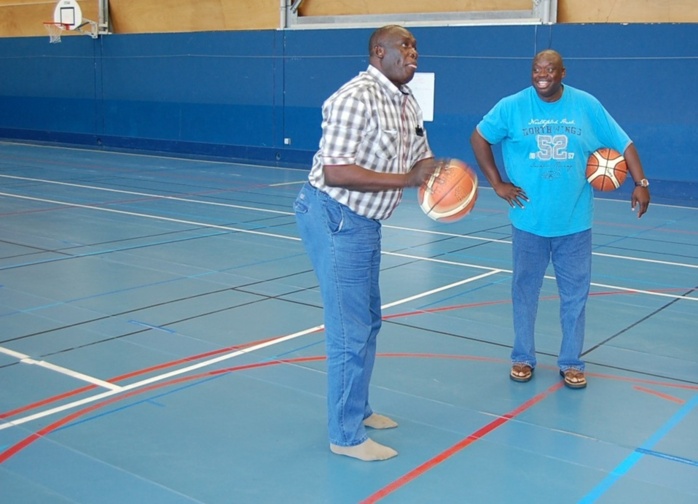 Match de basket-ball : Baba Tandian & Mathieu Faye face au panier (Image)
