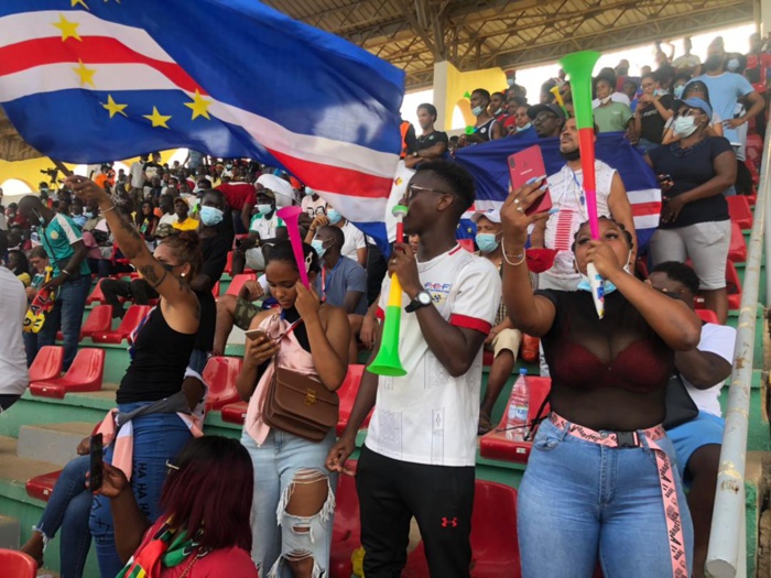 Ambiance à Lat Dior : Les supporters Cap-Verdiens mettent le feu à Thiès !