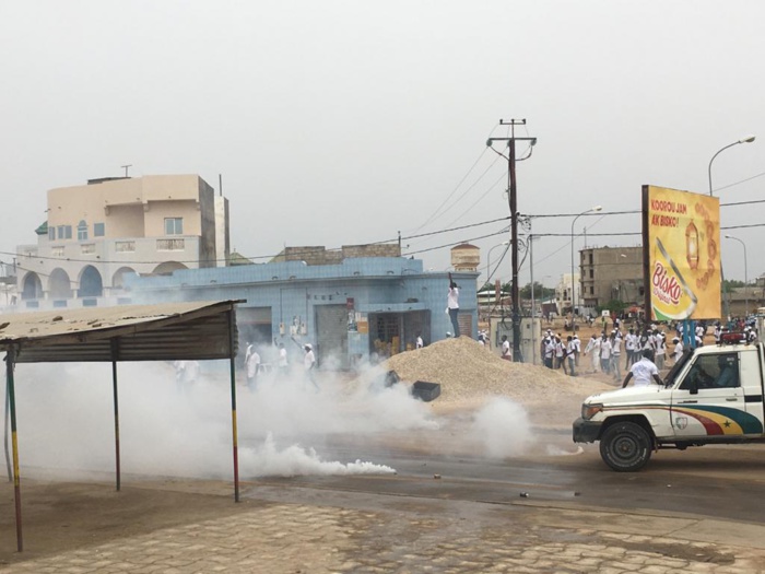 Interdiction de marche à Kaolack : La police disperse la manifestation des prestataires de la Senelec à coups de grenades lacrymogènes. Interdiction de marche à Kaolack : La police disperse la manifestation des prestataires de la Senelec à coups de grenades lacrymogènes.