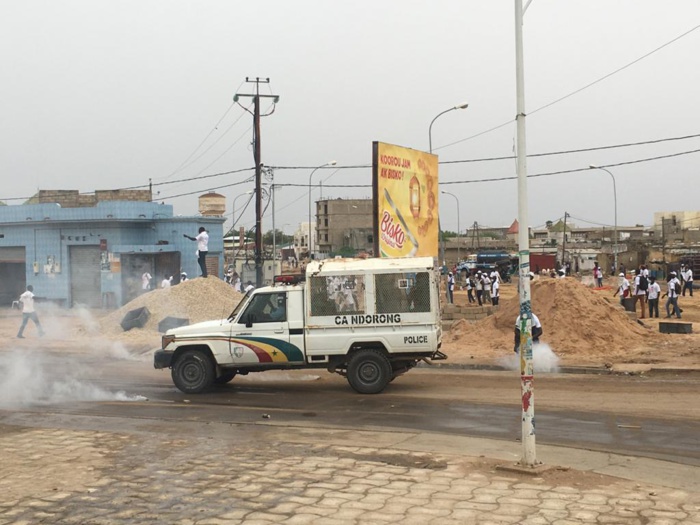 Interdiction de marche à Kaolack : La police disperse la manifestation des prestataires de la Senelec à coups de grenades lacrymogènes. Interdiction de marche à Kaolack : La police disperse la manifestation des prestataires de la Senelec à coups de grenades lacrymogènes.
