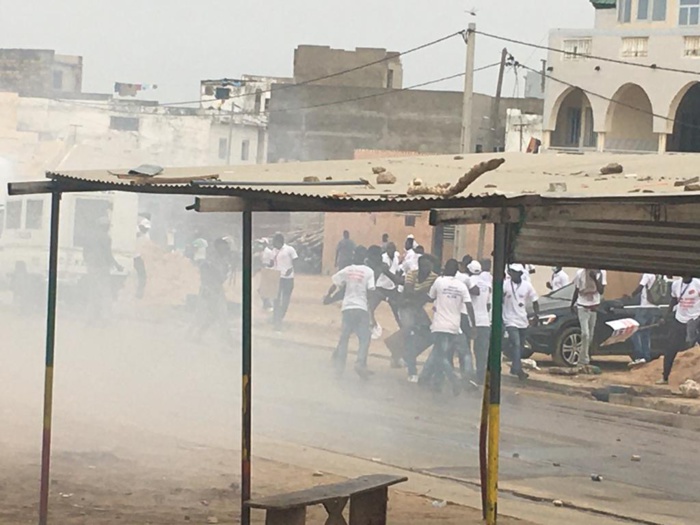 Interdiction de marche à Kaolack : La police disperse la manifestation des prestataires de la Senelec à coups de grenades lacrymogènes. Interdiction de marche à Kaolack : La police disperse la manifestation des prestataires de la Senelec à coups de grenades lacrymogènes.