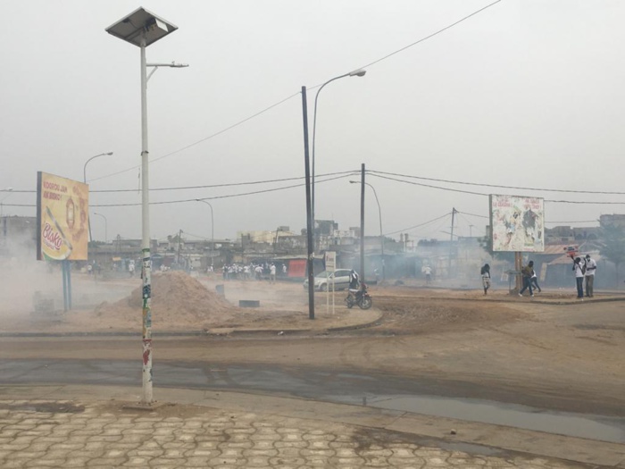 Interdiction de marche à Kaolack : La police disperse la manifestation des prestataires de la Senelec à coups de grenades lacrymogènes. Interdiction de marche à Kaolack : La police disperse la manifestation des prestataires de la Senelec à coups de grenades lacrymogènes.