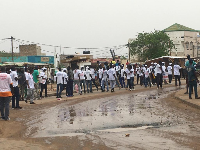 Interdiction de marche à Kaolack : La police disperse la manifestation des prestataires de la Senelec à coups de grenades lacrymogènes. Interdiction de marche à Kaolack : La police disperse la manifestation des prestataires de la Senelec à coups de grenades lacrymogènes.