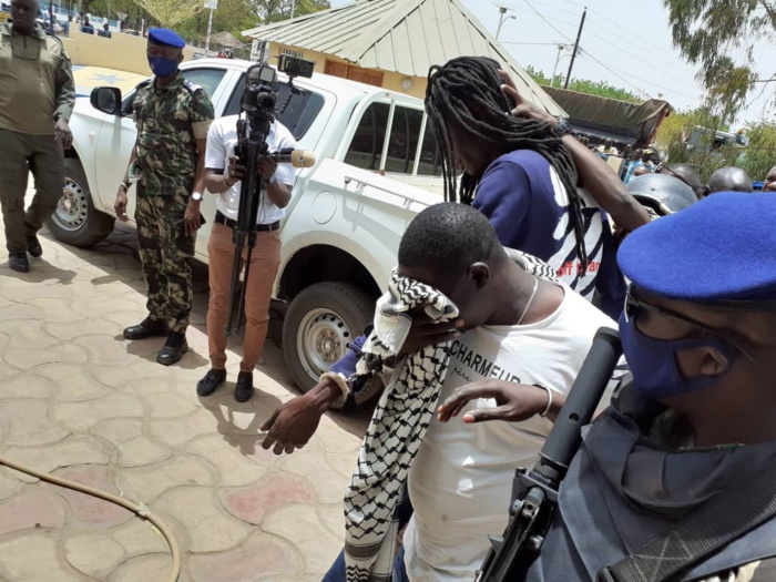 Suicide de Abdou Faye au commissariat central : le prévenu s’est pendu avec un filet éponge de toilette africaine (Ndjampé) Suicide de Abdou Faye au commissariat central : le prévenu s’est pendu avec un filet éponge de toilette africaine (Ndjampé)