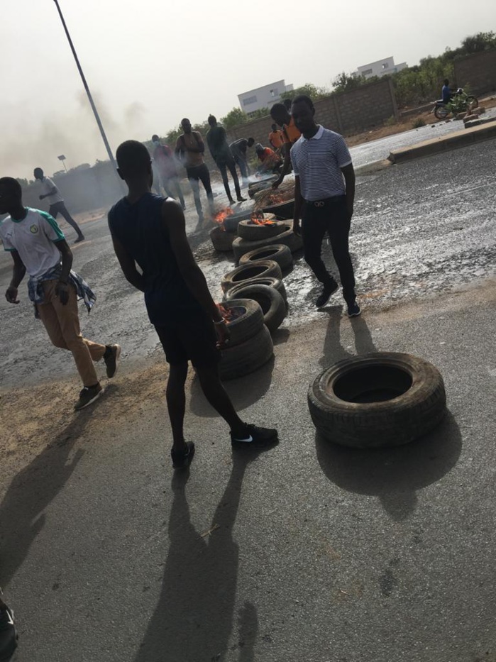 Université de Thiès : Les étudiants barrent la route, brulent des pneus et incendient une voiture.
