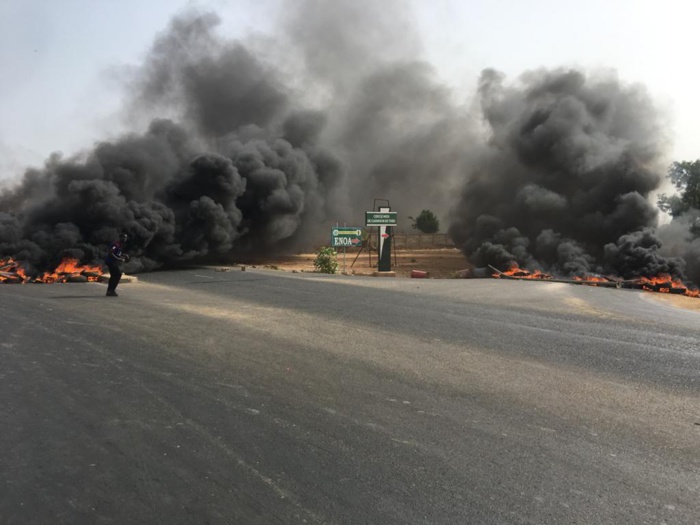 Université de Thiès : Les étudiants barrent la route, brulent des pneus et incendient une voiture.