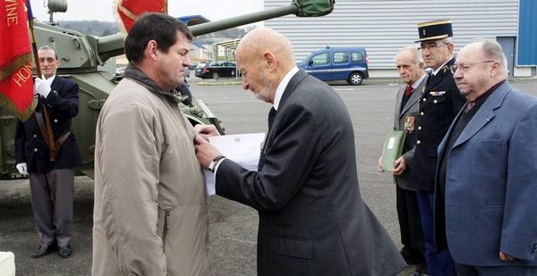 Général (cr) Jean Grangeon, remettant une médaille