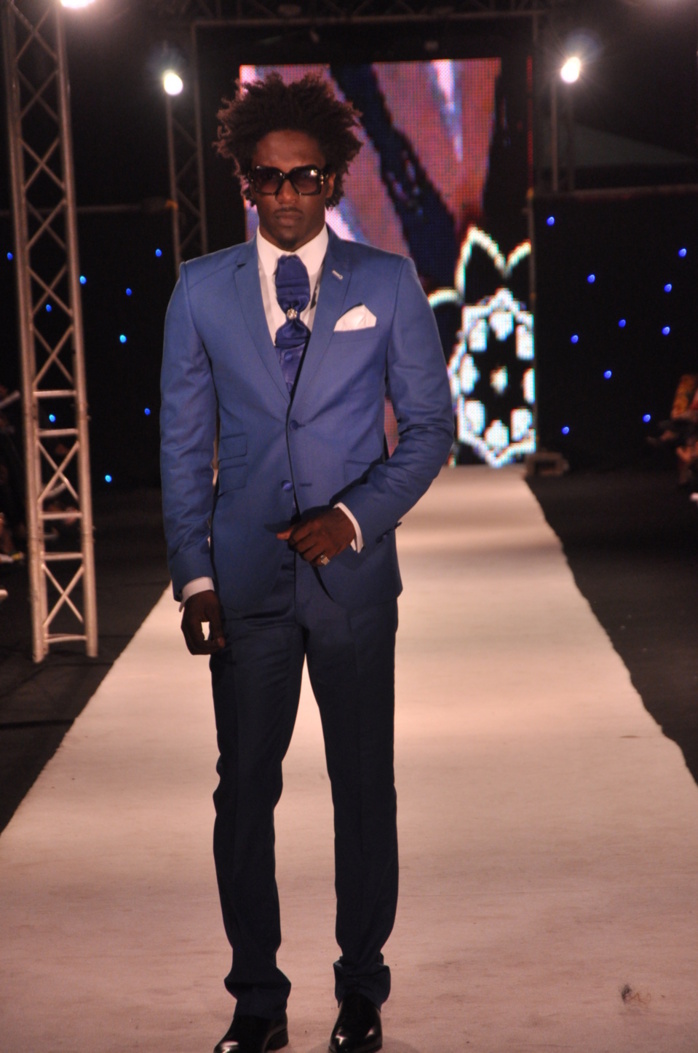L'un des mannequins hommes les plus sollicités du moment Baidish en mode défilé