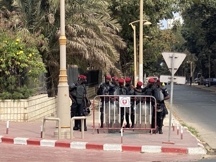 Loi modifiant le code pénal : L’Assemblée nationale complètement bunkerisée. Loi modifiant le code pénal : L’Assemblée nationale complètement bunkerisée.