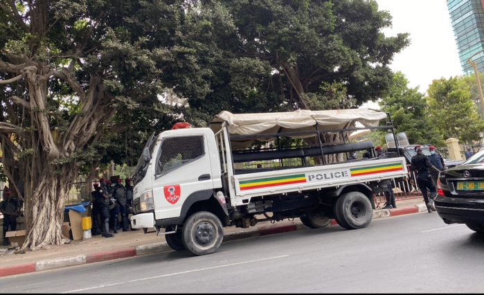 Loi modifiant le code pénal : L’Assemblée nationale complètement bunkerisée. Loi modifiant le code pénal : L’Assemblée nationale complètement bunkerisée.