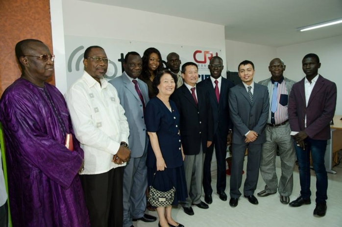 Ben Basse Diagne lors de sa visite des locaux de radio Chine international avec le ministre Cheikh bamba DIEYE
