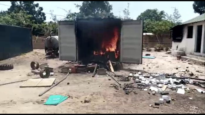 Mort d’un gardien à Boucotte-Diembering : Les jeunes en colère, mettent le feu au domaine… Mort d’un gardien à Boucotte-Diembering : Les jeunes en colère, mettent le feu au domaine…