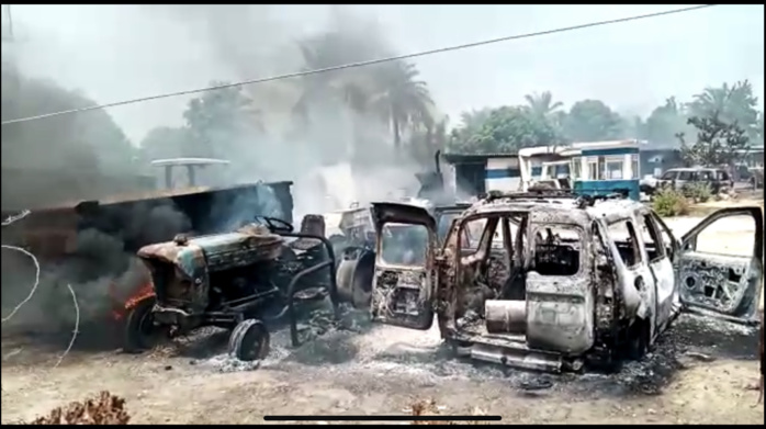 Mort d’un gardien à Boucotte-Diembering : Les jeunes en colère, mettent le feu au domaine… Mort d’un gardien à Boucotte-Diembering : Les jeunes en colère, mettent le feu au domaine…