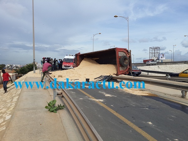 Dernière minute : Un Camion rempli de sable se renverse à Ouest-Foire