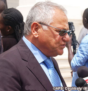 Un navire déverse du gasoil sur la plage de Soumbédioune